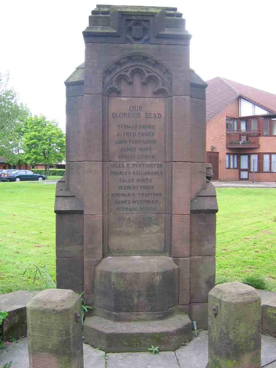 The Baptist Cenotaph at the corner of Tyldesley Road and Lee Street. The grass patch is where the old Baptist Chapel used to be; there is a modern chapel close by. Photo by Peter Wood, May 2005